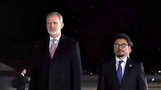 Felipe VI es recibido por el canciller Aramayo