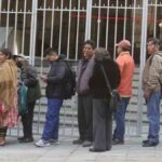 personas hacen fila en el BCB para canjear billetes de serie B