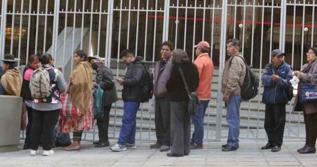 personas hacen fila en el BCB para canjear billetes de serie B