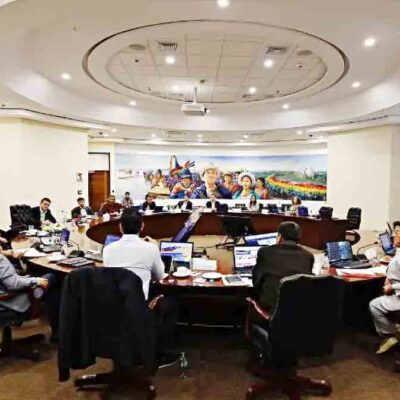 reunión de gabinete a la cabeza del presidente Rodrigo Paz