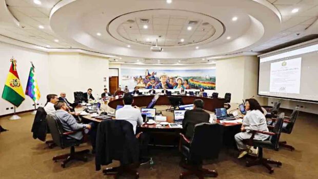 reunión de gabinete a la cabeza del presidente Rodrigo Paz