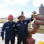 Lucio Gómez, principal dirigente de los choferes verifica la calidad de la gasolina en la planta de YPFB