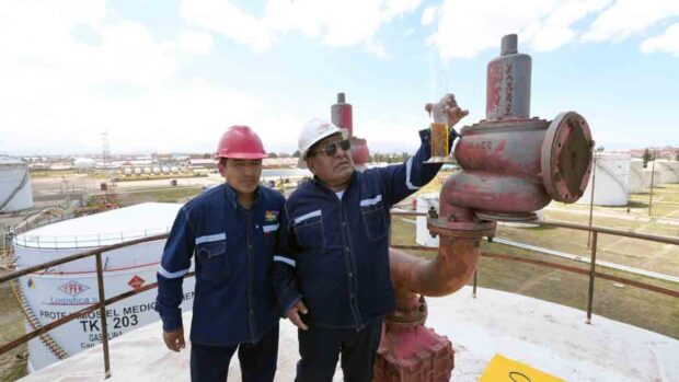 Lucio Gómez, principal dirigente de los choferes verifica la calidad de la gasolina en la planta de YPFB