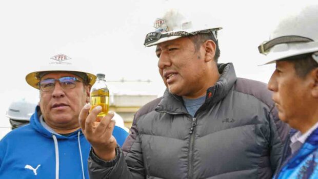 choferes verifican calidad de la gasolina en Senkata