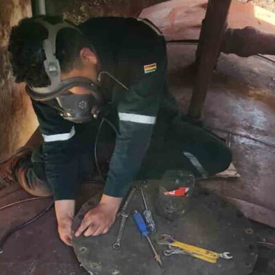 limpieza de tanque de una estación de servicio de YPFB