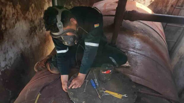 limpieza de tanque de una estación de servicio de YPFB