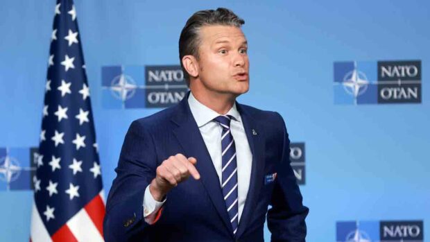el secretario de Guerra estadounidense, Pete Hegseth