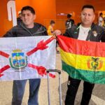 dos hinchas en el aeropuerto de Viru Viru
