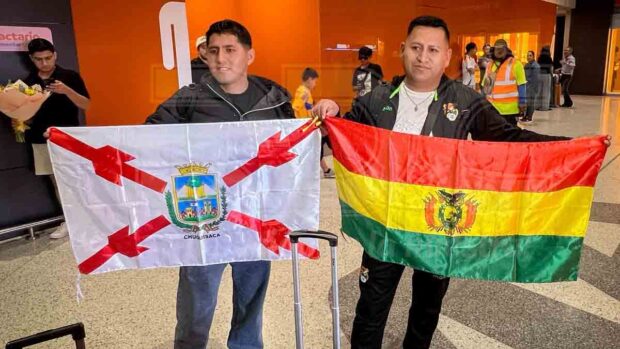 dos hinchas en el aeropuerto de Viru Viru