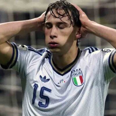 Pio Esposito se lamenta por una ocasión desperdiciada durante el partido ante Bosnia.