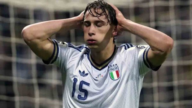 Pio Esposito se lamenta por una ocasión desperdiciada durante el partido ante Bosnia.