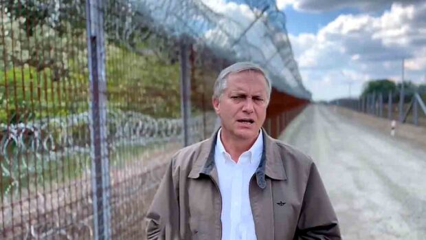 José Antonio Kast visita la frontera de Hungría con Serbia