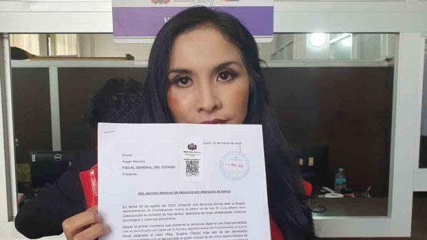 Brenda Lafuente muestra la denuncia presentada contra la denuncia contra el expresidente Luis Arce