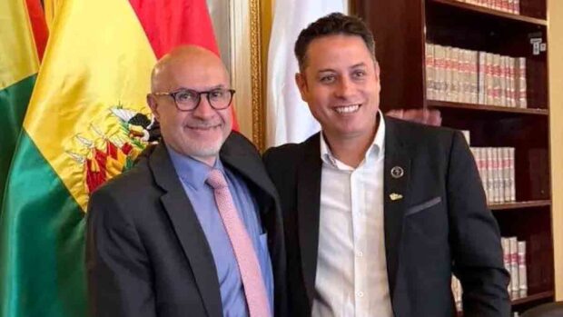 el ministro Lupo junto al vicepresidente Lara
