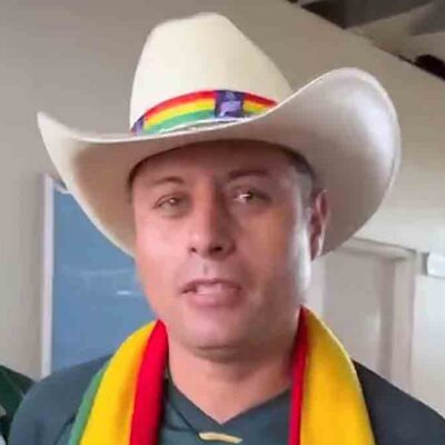 Edmand Lara en el momento que es increpado por un hincha