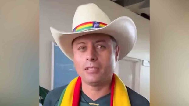 Edmand Lara en el momento que es increpado por un hincha