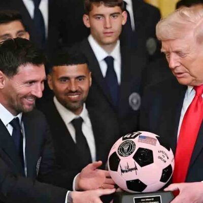 Lionel Messi entrega un obsequio a Donald Trump