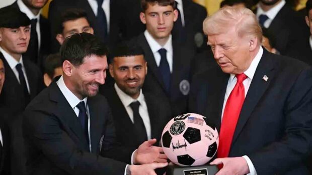 Lionel Messi entrega un obsequio a Donald Trump