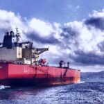 un barco petrolero navega por el estrecho de Ormuz