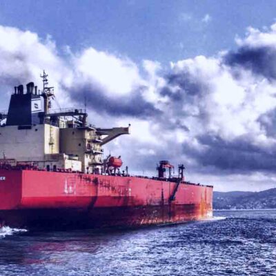 un barco petrolero navega por el estrecho de Ormuz