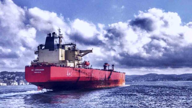 un barco petrolero navega por el estrecho de Ormuz