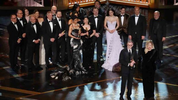 los actores y actrices de la película “One Battler After Another” celebran la obtención del Óscar