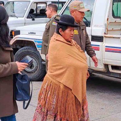 Elvira Parra es conducida a una celda de la Felcc.