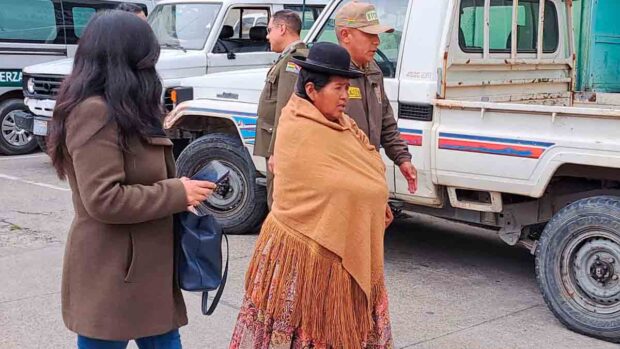Elvira Parra es conducida a una celda de la Felcc.