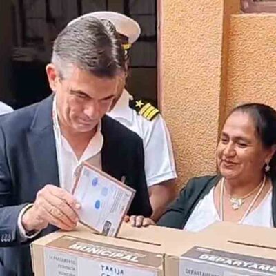 el presidente Rodrigo Paz emite su voto