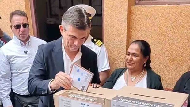 el presidente Rodrigo Paz emite su voto