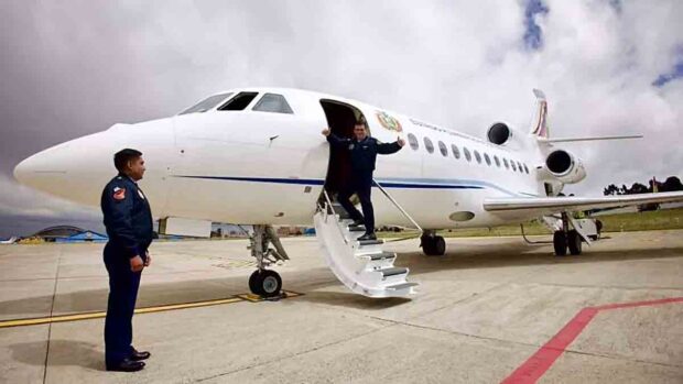 Rodrigo Paz sube al avión presidencial