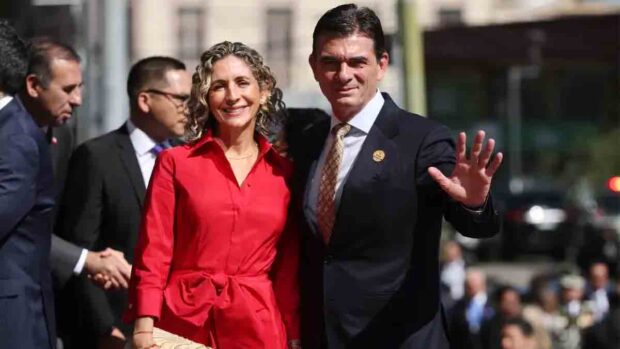 el presidente Rodrigo Paz junto a su esposa en Chile