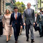 Felipe VI camina con el presidente Rodrigo Paz por una calle de La Paz