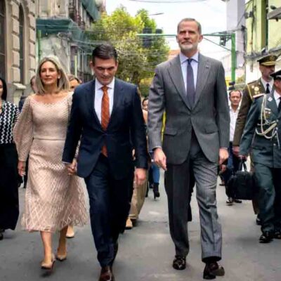 Felipe VI camina con el presidente Rodrigo Paz por una calle de La Paz