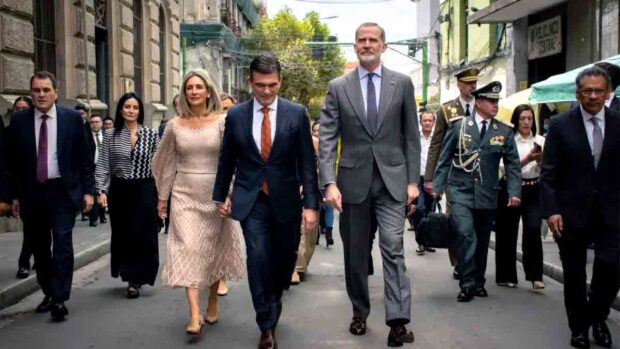 Felipe VI camina con el presidente Rodrigo Paz por una calle de La Paz