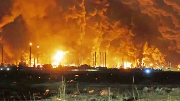 una plan de petróleo arde en Irán tras ataque estadounidense