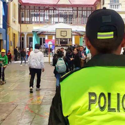 policías en los recintos electorales