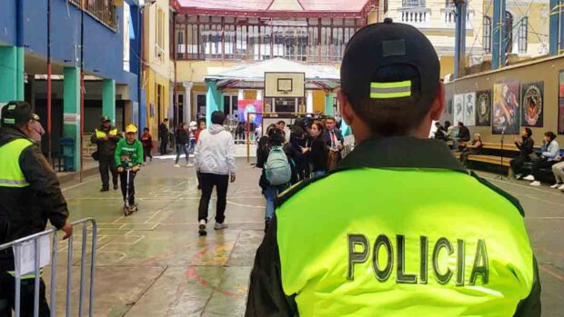 policías en los recintos electorales