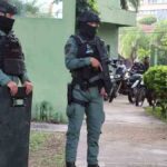 policías resguardan el Comandado Departamental de Santa Cruz