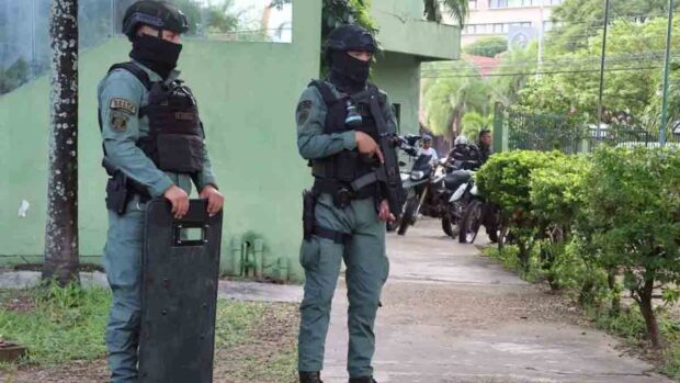 policías resguardan el Comandado Departamental de Santa Cruz