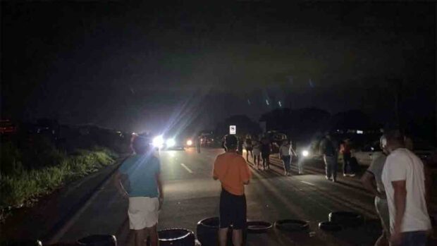 pobladores bloquean en Portachuelo