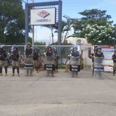 militares resguardan refinerías de YPFB
