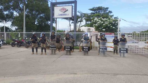 militares resguardan refinerías de YPFB