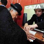 una jubilada cobra su pensión