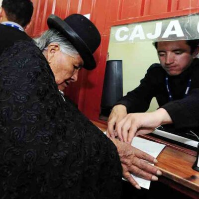 una jubilada cobra su pensión