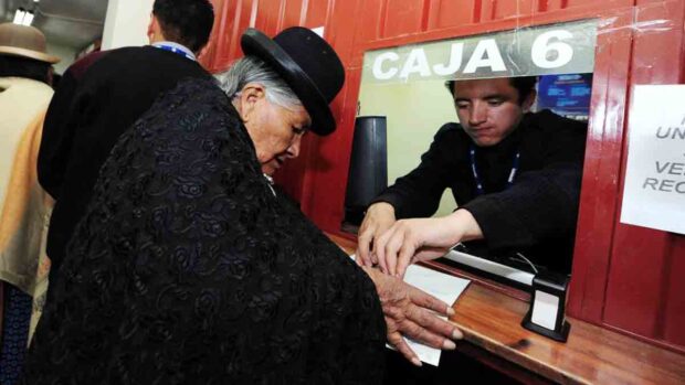 una jubilada cobra su pensión