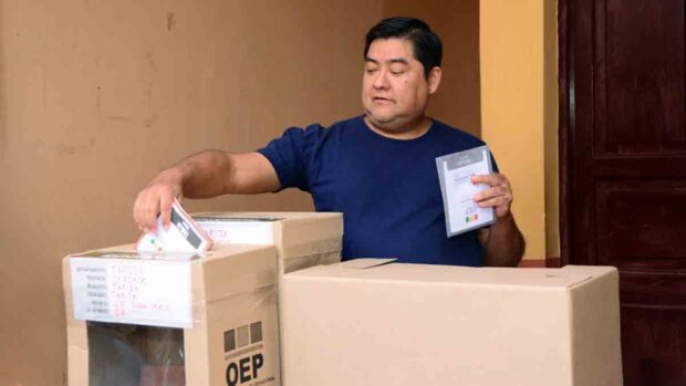 un ciudadano emite su voto en Tarija