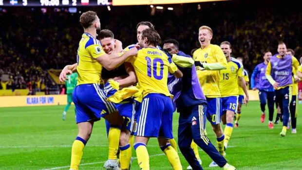 jugadores de Suecia celebran la clasificación