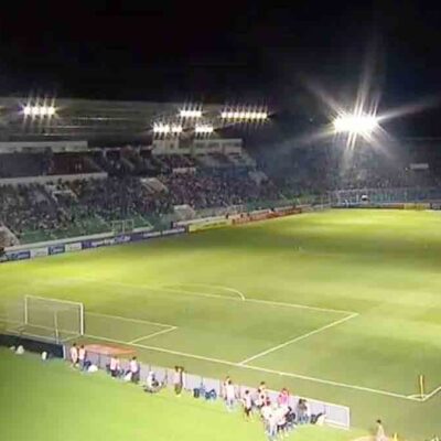 la mala iluminación del estadio Tahuichi Aguilera