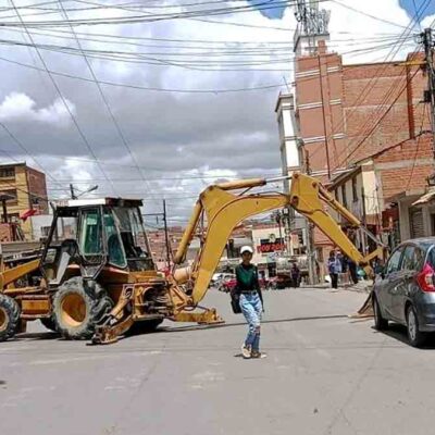 un tractor en medio de una calle en Potosí